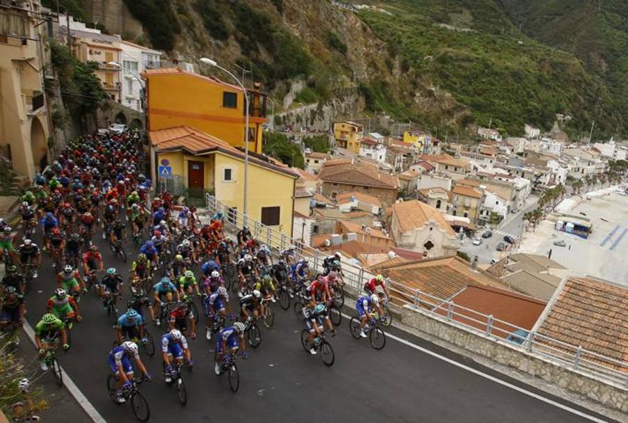 Il Giro si affaccia sulla splendida costa della Calabria, con il mare a far da cornice al la corsa della carovana rosa. Bettini
